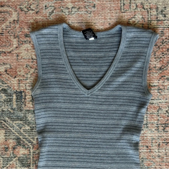 Y2K Gap Tank Top - Picture 2 of 3
